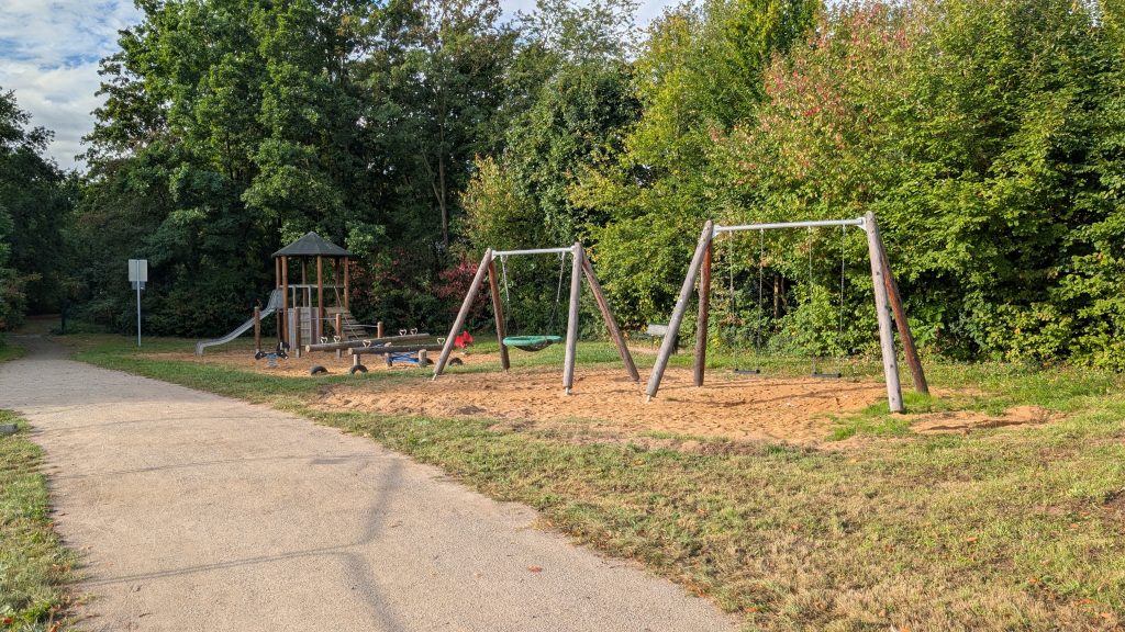 Spielplatz: Wippe, Schaukel, Kletterturm